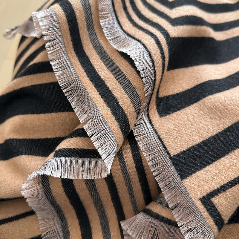 Schillernder Schal mit geometrischem Streifenmuster im optischen Stil - image 4