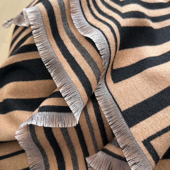 Schillernder Schal mit geometrischem Streifenmuster im optischen Stil - image 4