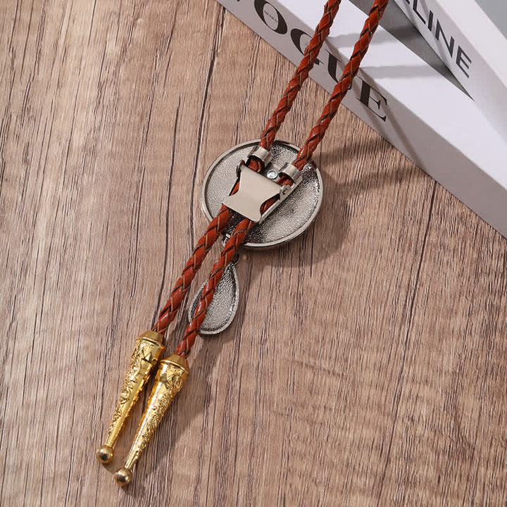 Braune Leder-Bolokrawatte mit Initialbuchstaben und tropfenförmigem Anhänger - image 2