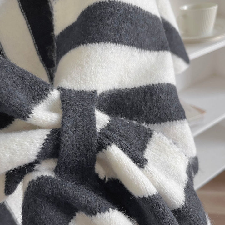 Damen Winter Warmhaltender Dreiecksschal mit Streifenmuster - image 2