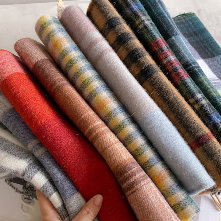 Unisex-Schal aus warmer Wolle mit Karomuster und Quasten - image 2