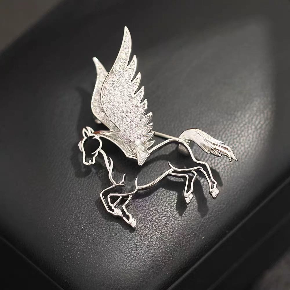 Exquisite, ausgehöhlte und mit Diamanten besetzte Pegasus-Brosche - Silber - image 2