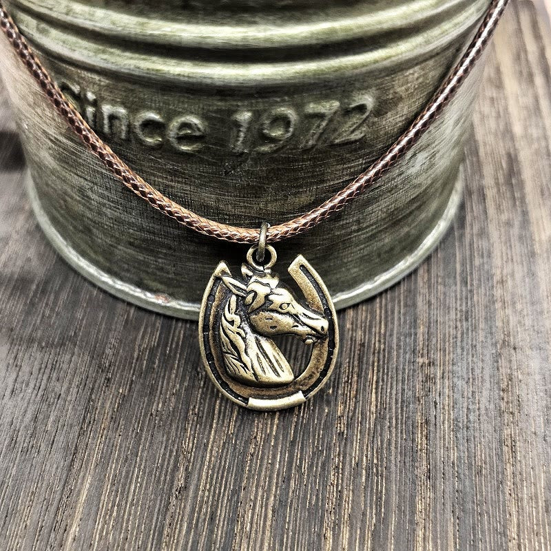 Vintage-Halskette mit Pferdekopf- und Hufeisenmuster aus Metall - image 3