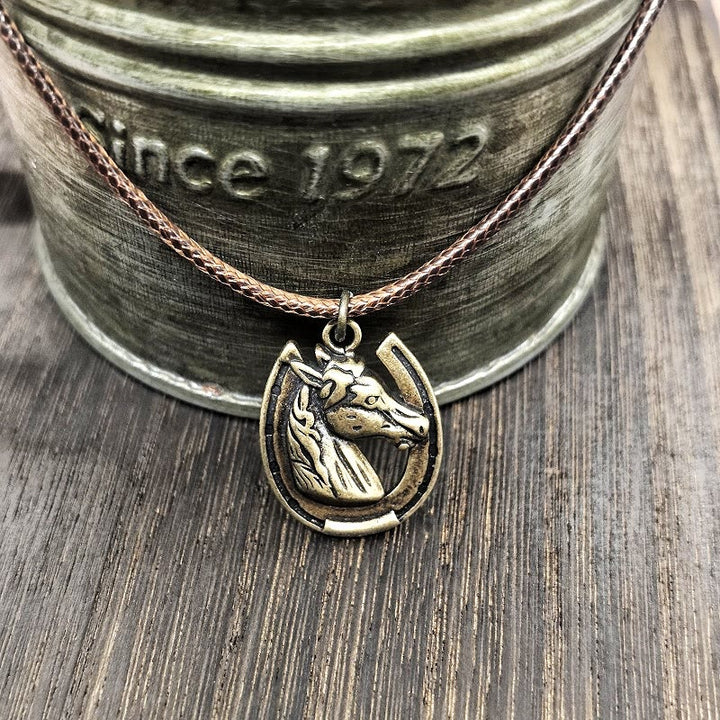 Vintage-Halskette mit Pferdekopf- und Hufeisenmuster aus Metall - image 3