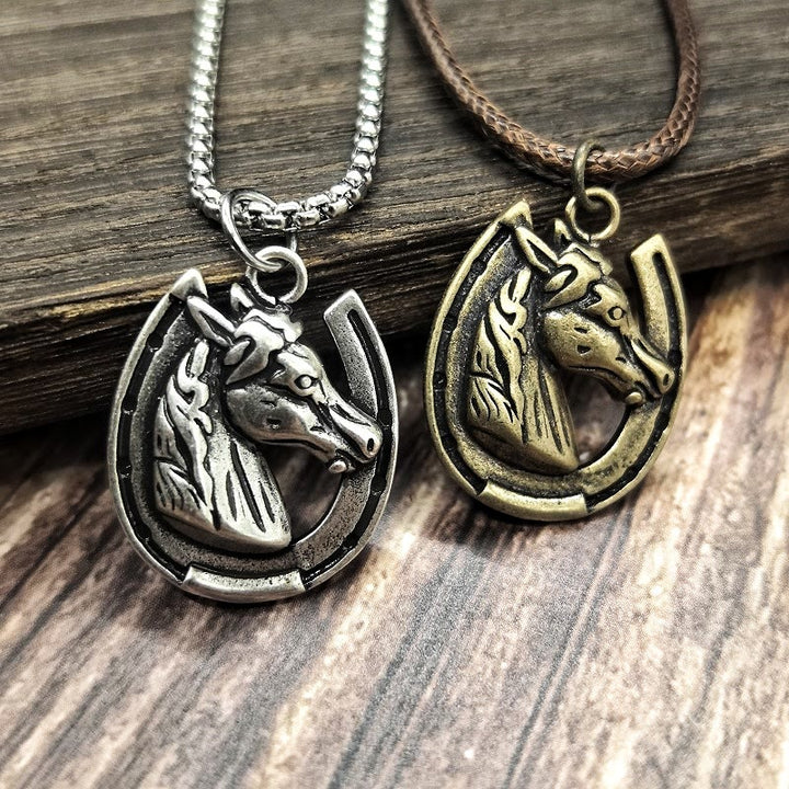 Vintage-Halskette mit Pferdekopf- und Hufeisenmuster aus Metall - image 0