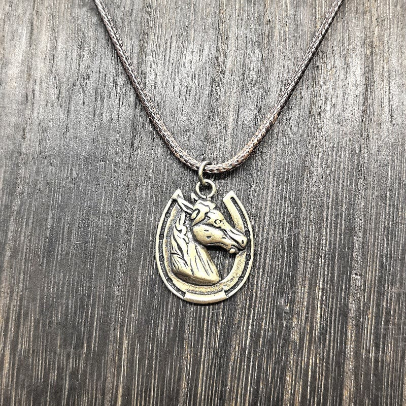 Vintage-Halskette mit Pferdekopf- und Hufeisenmuster aus Metall - Antike Bronze - image 1