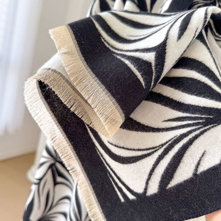 Damen-Winterschal mit elegantem Blattmuster, schwarz-weiß - image 2