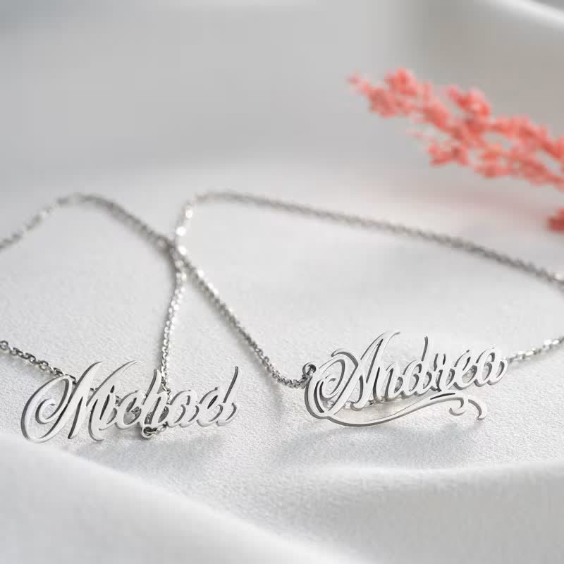 Elegante, schicke Namensbrosche mit Kette - image 1