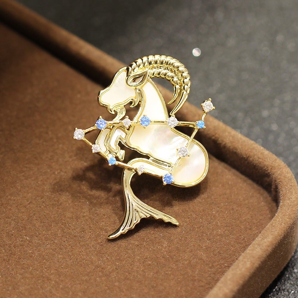 Brosche mit 12 Sternbildern aus Perlmutt und blauem Kristall in Gold - Steinbock - image 18