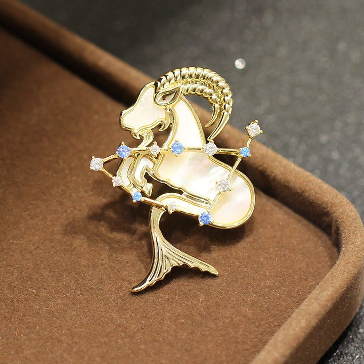 Brosche mit 12 Sternbildern aus Perlmutt und blauem Kristall in Gold - Steinbock - image 18