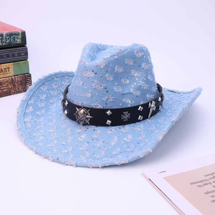 Herren-Cowboyhut mit silbernem Totenkopf, schwarzem Gürtel und Rissen - Hellblau - M (22"-22 7/8") - image 1