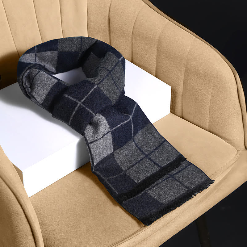 Klassischer karierter Herrenschal mit Quasten, warm - Marineblau - image 2