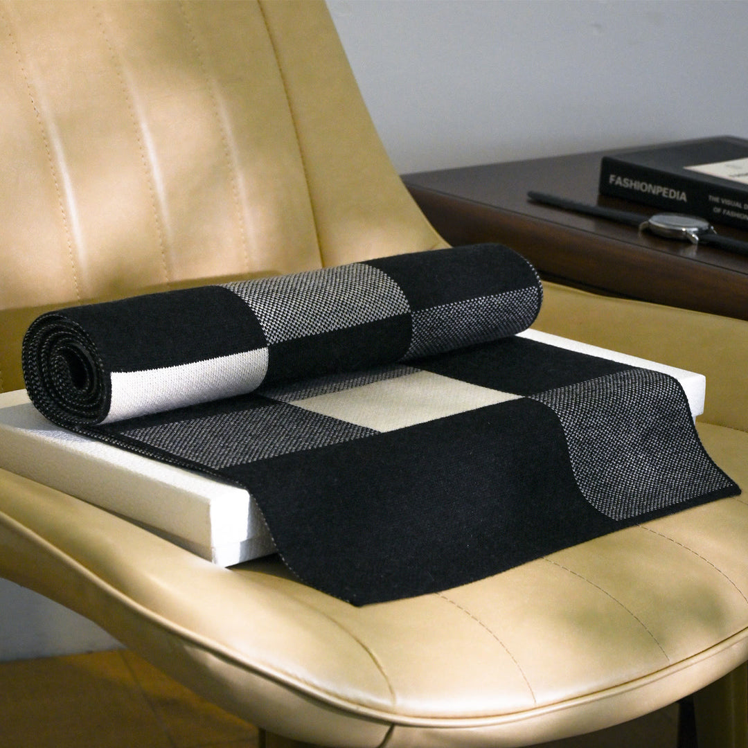 Herren-Winterschal, schwarz-weiß kariert, kuschelig und vielseitig - image 1