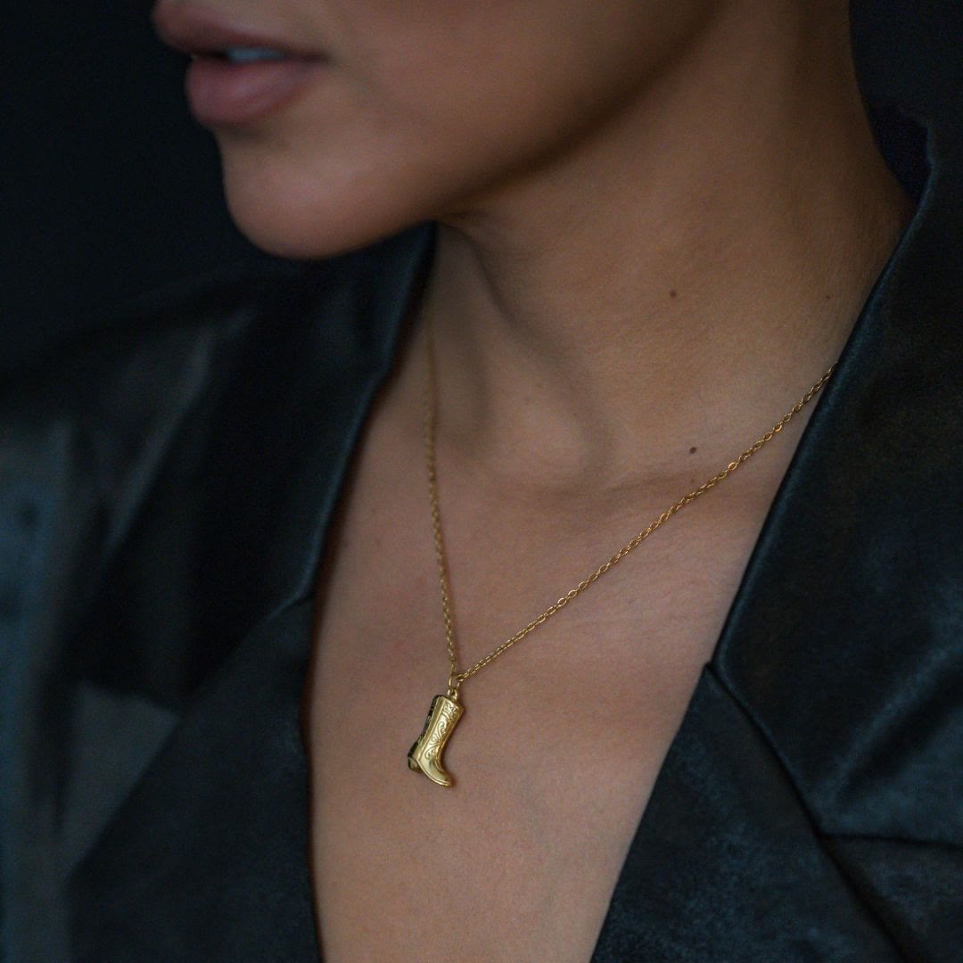 Exquisite Halskette mit Anhänger in Form eines goldenen Cowboy-Stiefels mit Sternen im Western-Stil - image 3