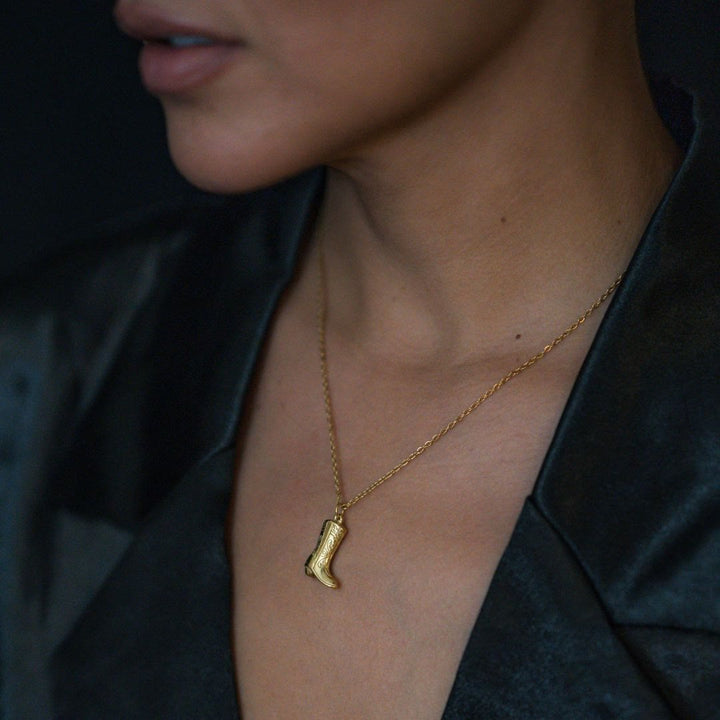 Exquisite Halskette mit Anhänger in Form eines goldenen Cowboy-Stiefels mit Sternen im Western-Stil - image 3