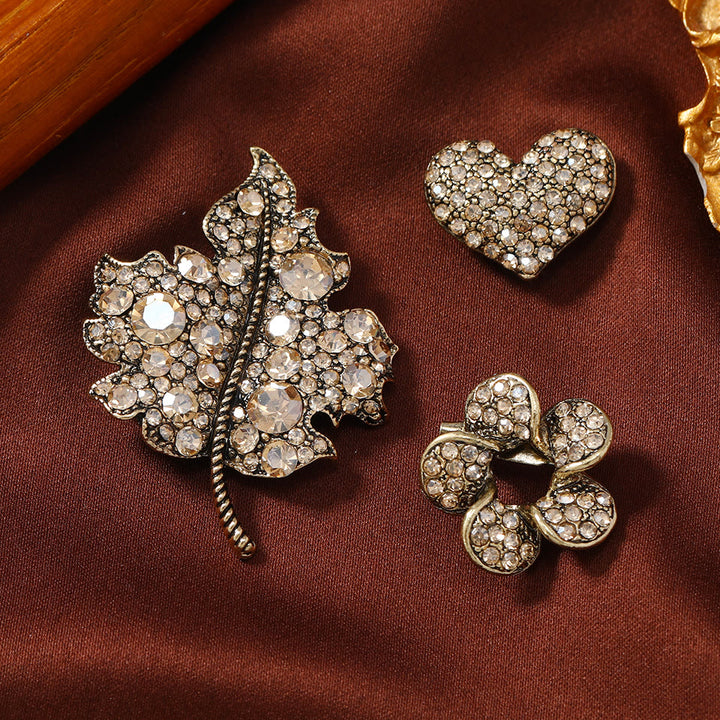Vintage-Brosche mit Edelsteinbesatz, Halbmondform, Doppelkette und goldenen Akzenten - Stil Nr. 8 - image 7