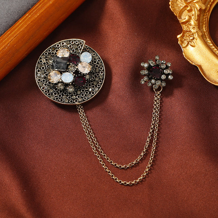 Vintage-Brosche mit Edelsteinbesatz, Halbmondform, Doppelkette und goldenen Akzenten - Stil Nr. 2 - image 1