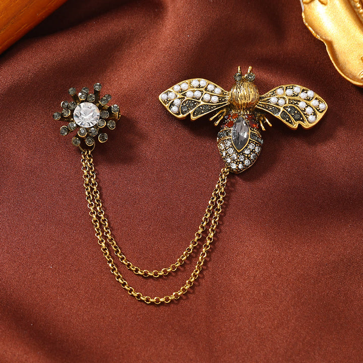 Vintage-Brosche mit Edelsteinbesatz, Halbmondform, Doppelkette und goldenen Akzenten - Stil Nr. 10 - image 9