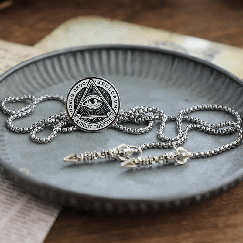 Vintage-Bolo-Krawatte aus Metall mit lateinischer Inschrift „Auge der Vorsehung“ - image 1