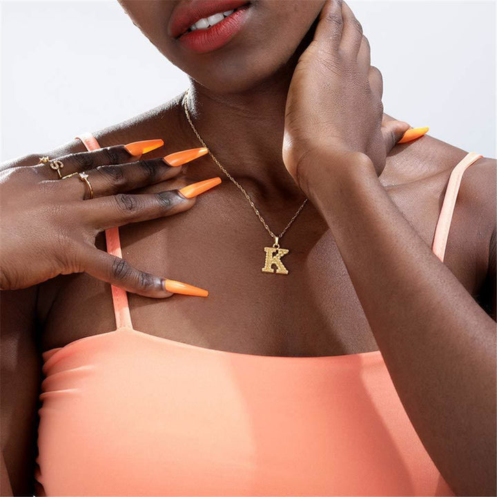 Schlichte und edle Halskette mit Anhänger in Form eines goldenen Buchstabens - image 2