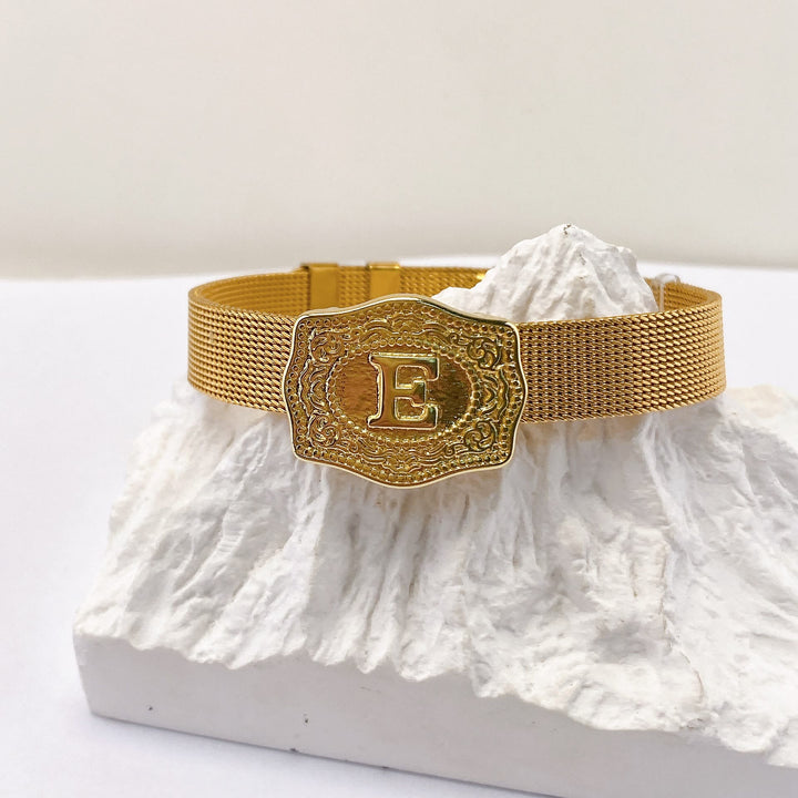 Glamouröses Armband in Goldoptik mit eingraviertem Anfangsbuchstaben - E - image 4