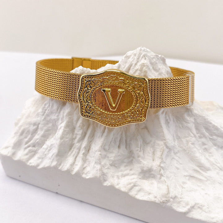 Glamouröses Armband in Goldoptik mit eingraviertem Anfangsbuchstaben - V - image 21