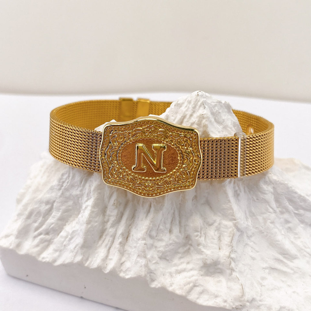 Glamouröses Armband in Goldoptik mit eingraviertem Anfangsbuchstaben - N - image 13
