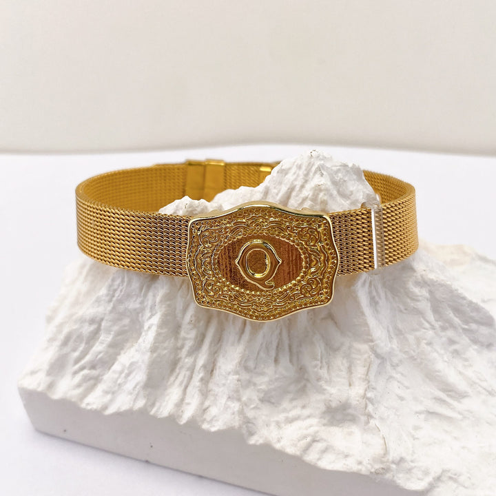 Glamouröses Armband in Goldoptik mit eingraviertem Anfangsbuchstaben - Q - image 16