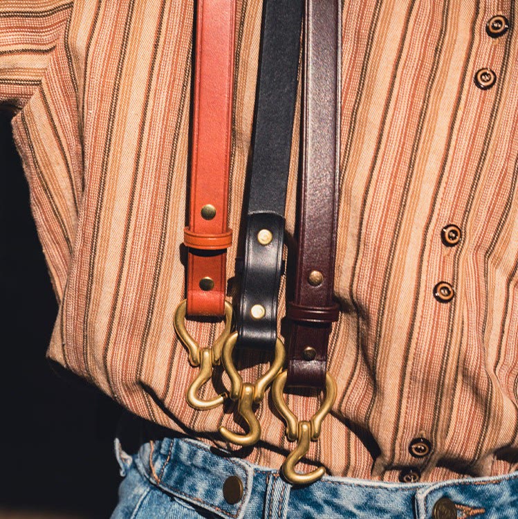 Schmaler und eleganter Ledergürtel für Damen mit goldener Dornschließe - image 2