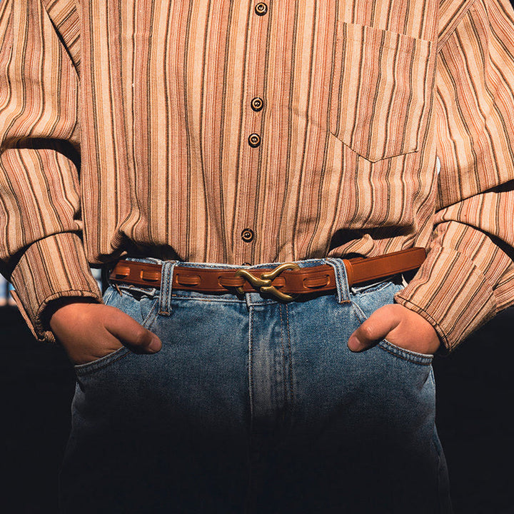 Schmaler und eleganter Ledergürtel für Damen mit goldener Dornschließe - image 6