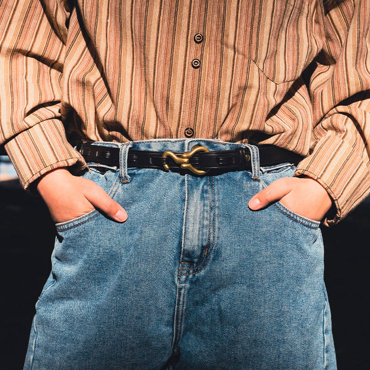 Schmaler und eleganter Ledergürtel für Damen mit goldener Dornschließe - image 1