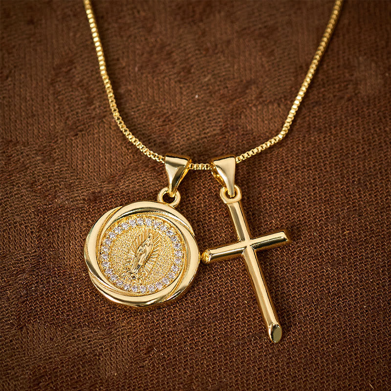 Glänzende goldfarbene Halskette mit Doppelanhänger aus Metall, Siegel und Kreuz. - image 2