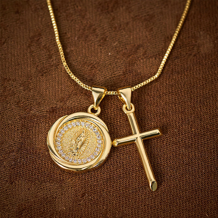 Glänzende goldfarbene Halskette mit Doppelanhänger aus Metall, Siegel und Kreuz. - image 2