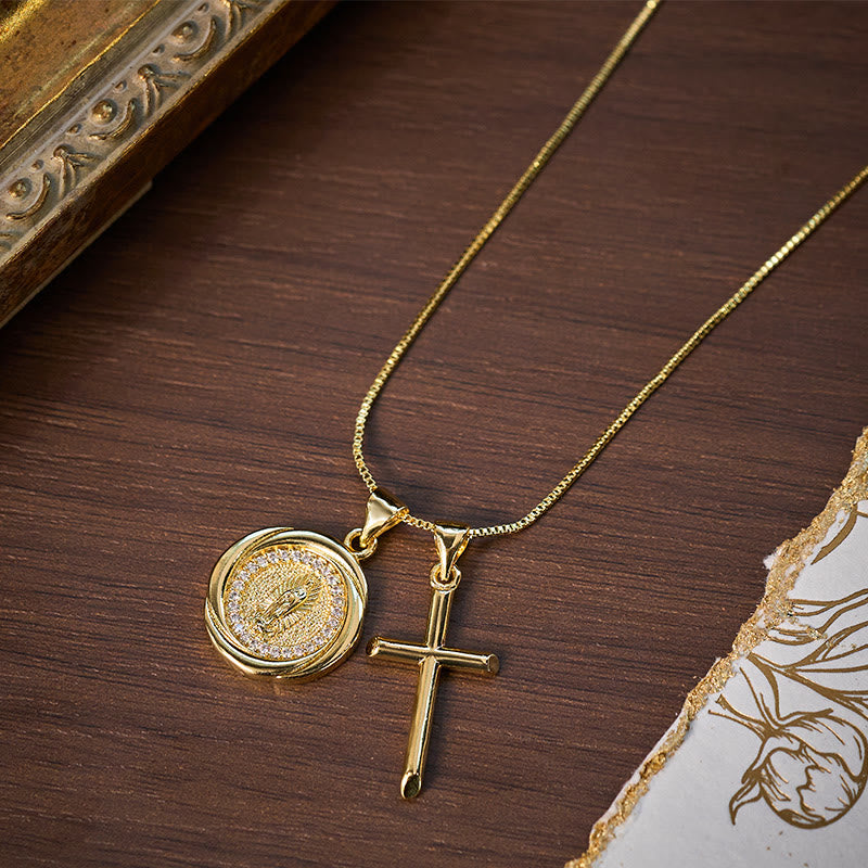Glänzende goldfarbene Halskette mit Doppelanhänger aus Metall, Siegel und Kreuz. - image 3