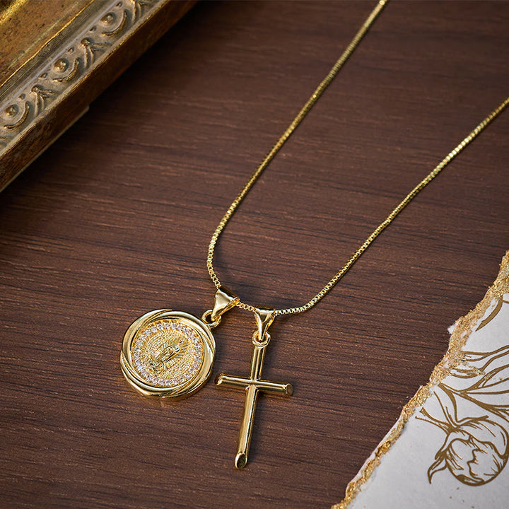 Glänzende goldfarbene Halskette mit Doppelanhänger aus Metall, Siegel und Kreuz. - image 3