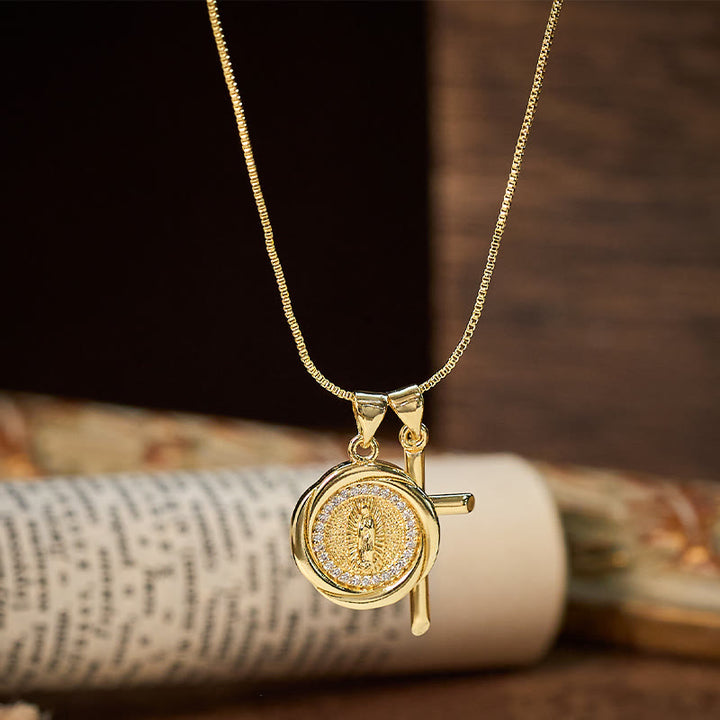 Glänzende goldfarbene Halskette mit Doppelanhänger aus Metall, Siegel und Kreuz. - Stil Nr. 1 - image 0
