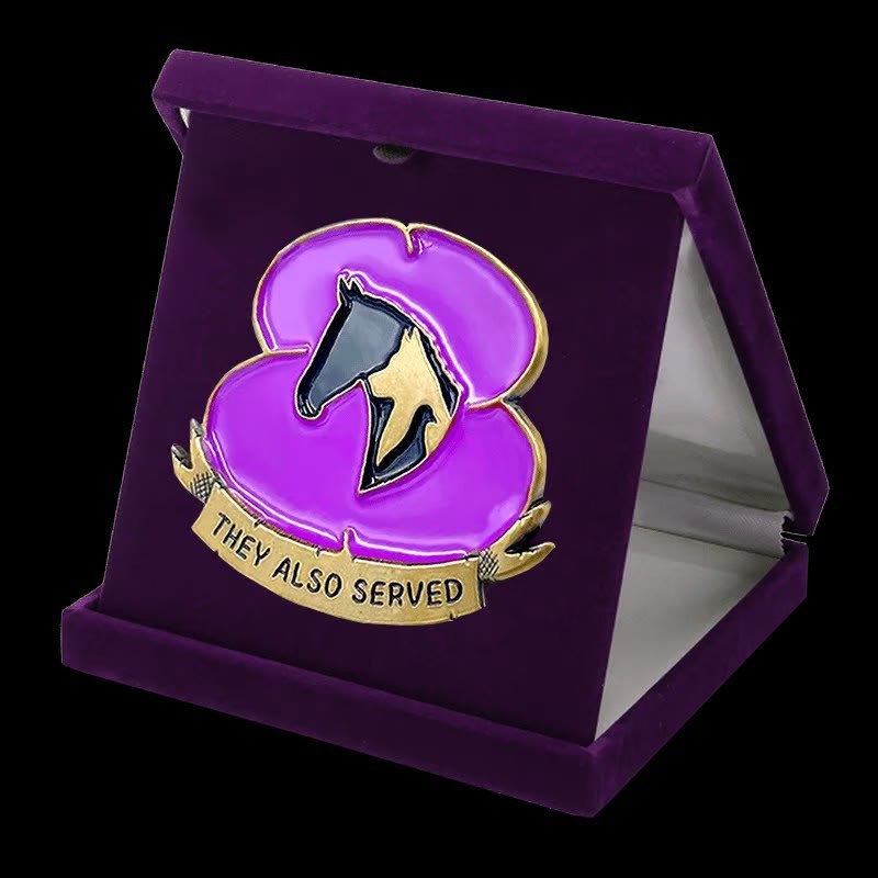 „Auch sie dienten“ Kriegspferde-Brosche aus lila Mohnblumen-Emaille - image 1