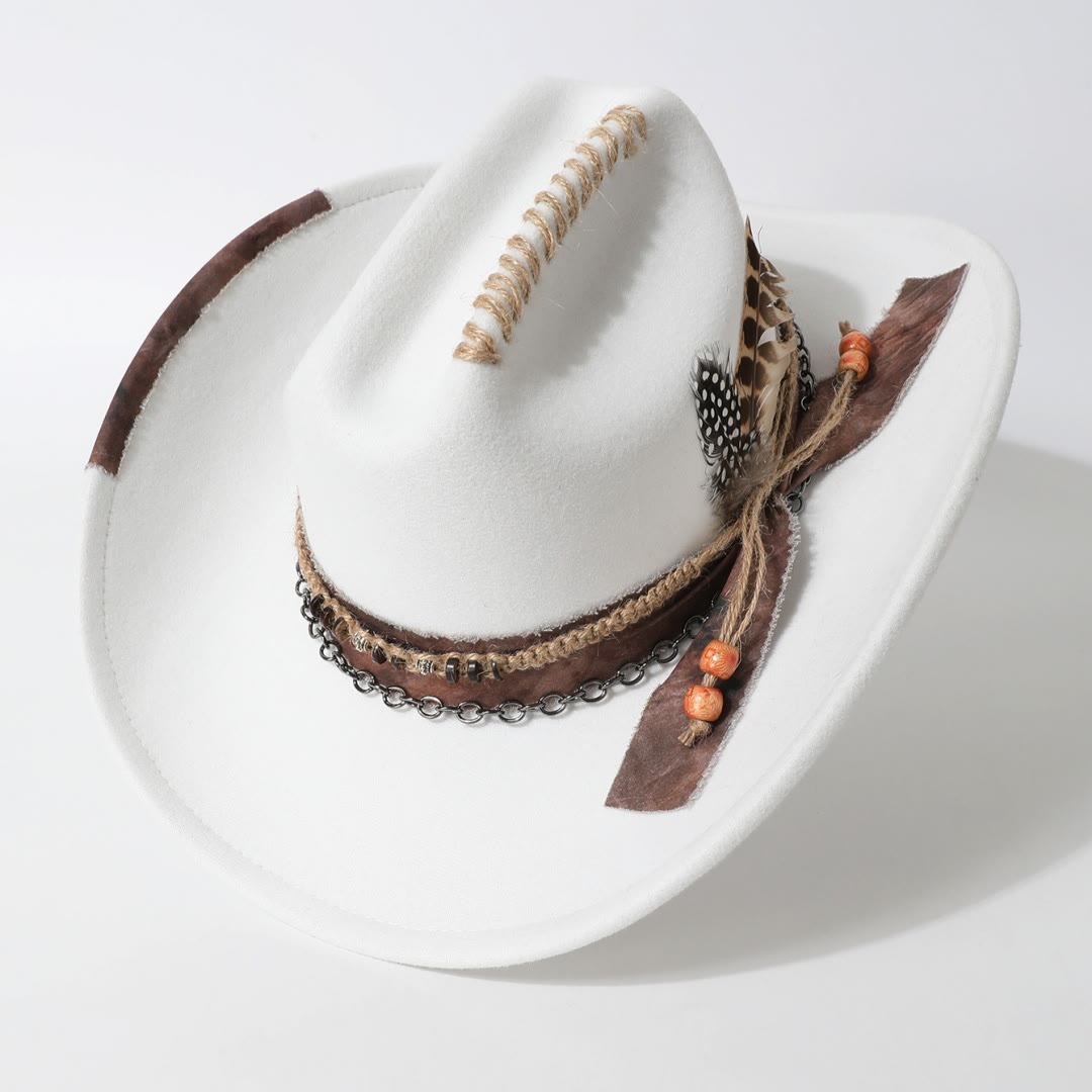 Cowboyhut im Westernstil mit Lederkettenbesatz und Federverzierungen - image 1