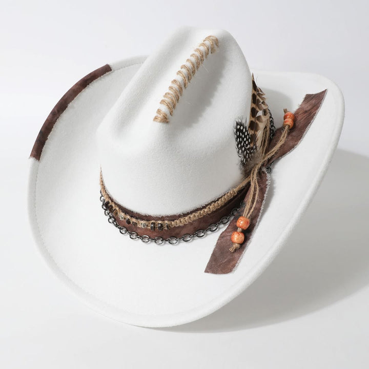 Cowboyhut im Westernstil mit Lederkettenbesatz und Federverzierungen - image 1