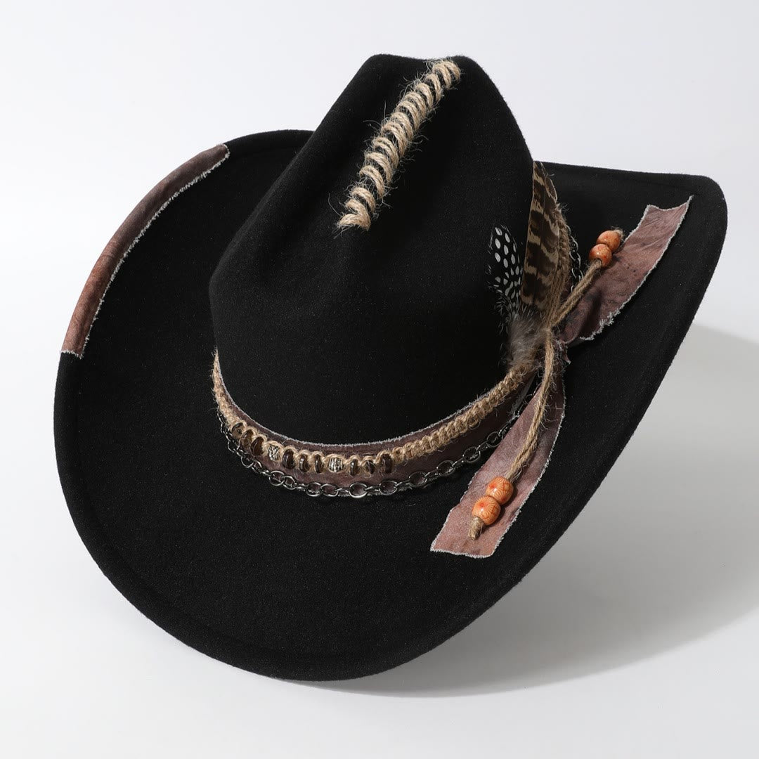 Cowboyhut im Westernstil mit Lederkettenbesatz und Federverzierungen - image 3