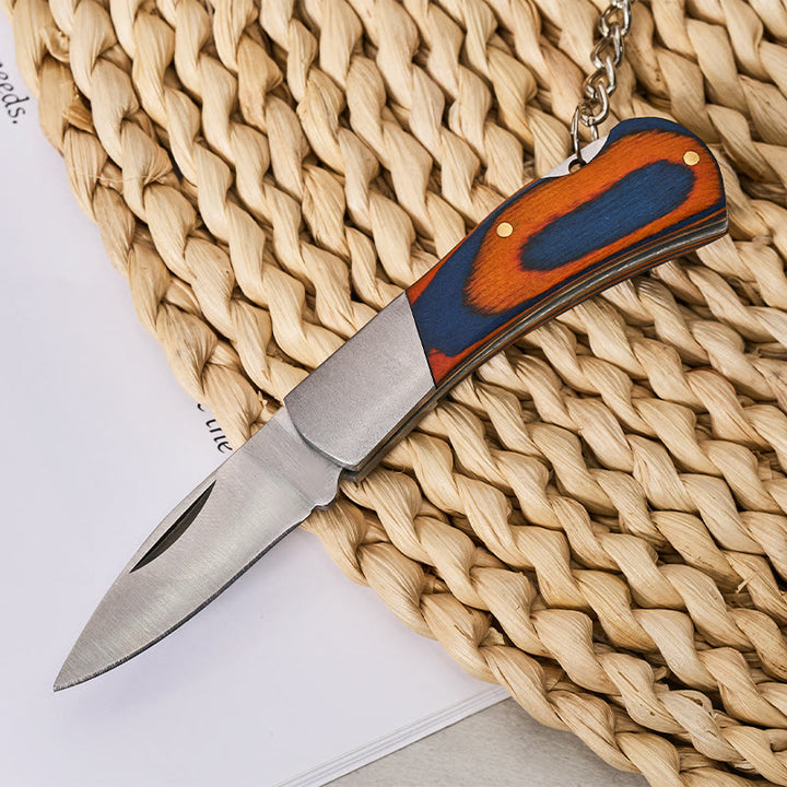 Klappmesser mit Holzmaserung, silberner Schlüsselanhänger mit Pferd und Cowboyhut - image 2