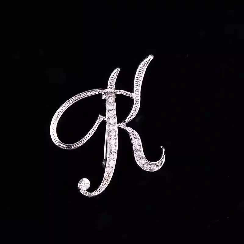 Brosche mit Diamantenbesatz an Initialen aus Gold und Silber - Silber - K - image 33