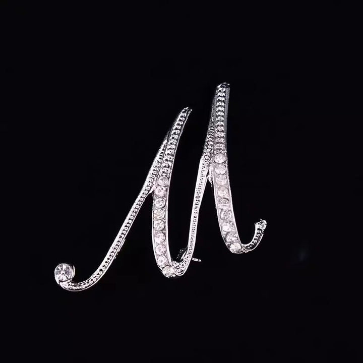 Brosche mit Diamantenbesatz an Initialen aus Gold und Silber - Silber - M - image 35