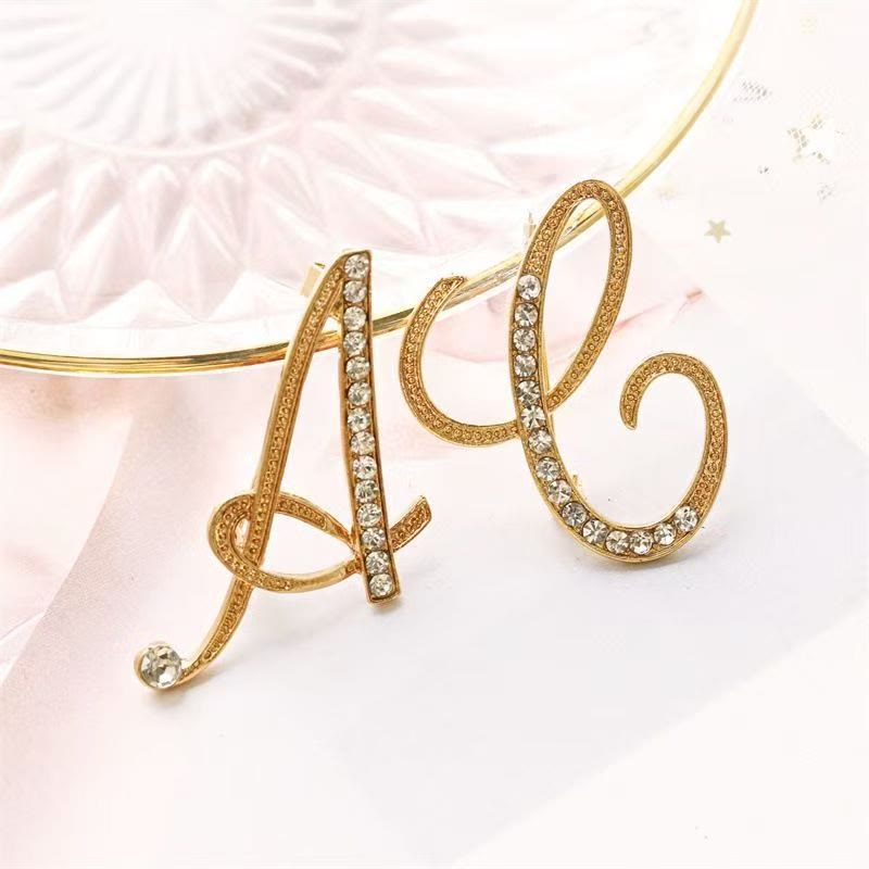 Brosche mit Diamantenbesatz an Initialen aus Gold und Silber - image 1