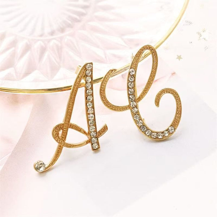Brosche mit Diamantenbesatz an Initialen aus Gold und Silber - image 1