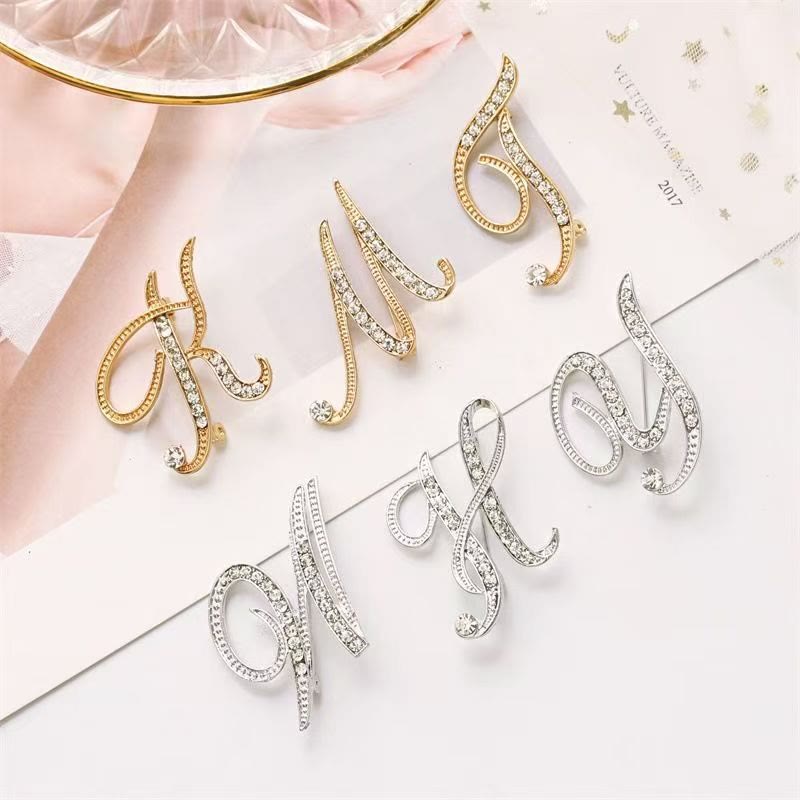 Brosche mit Diamantenbesatz an Initialen aus Gold und Silber - image 2