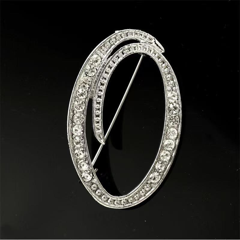 Brosche mit Diamantenbesatz an Initialen aus Gold und Silber - Silber - O - image 37