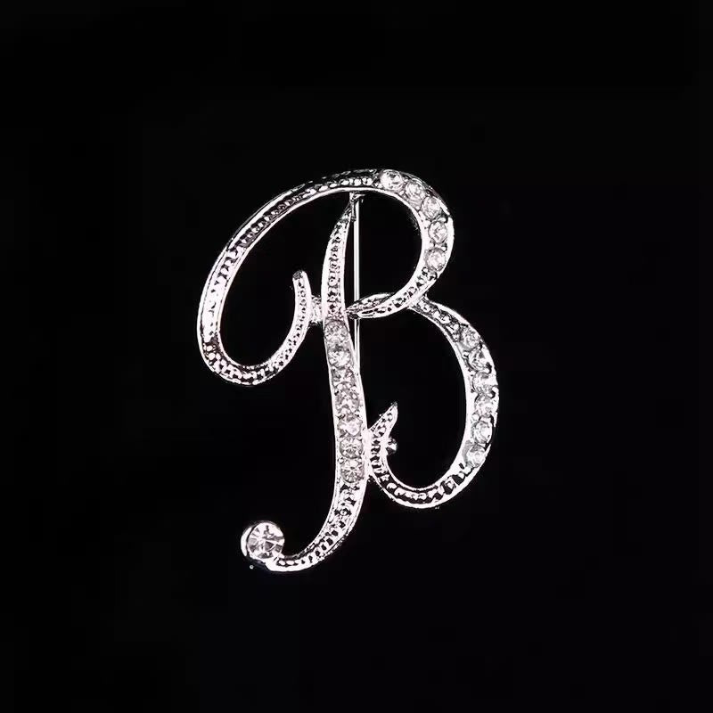 Brosche mit Diamantenbesatz an Initialen aus Gold und Silber - Silber - B - image 24