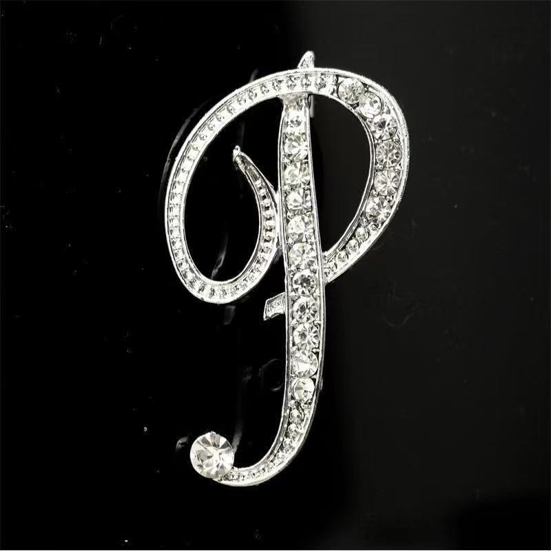 Brosche mit Diamantenbesatz an Initialen aus Gold und Silber - Silber - P - image 38
