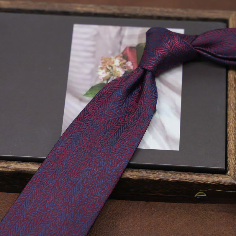 Weinrote Herren-Krawatte mit Fischgrätmuster und exquisitem Jacquard-Einsatz - Wein - image 0